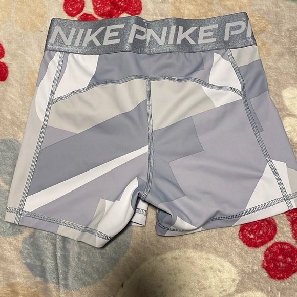 Nike Pros worn twice no holes, tears, stretches, or stains - Picture 2 of 2